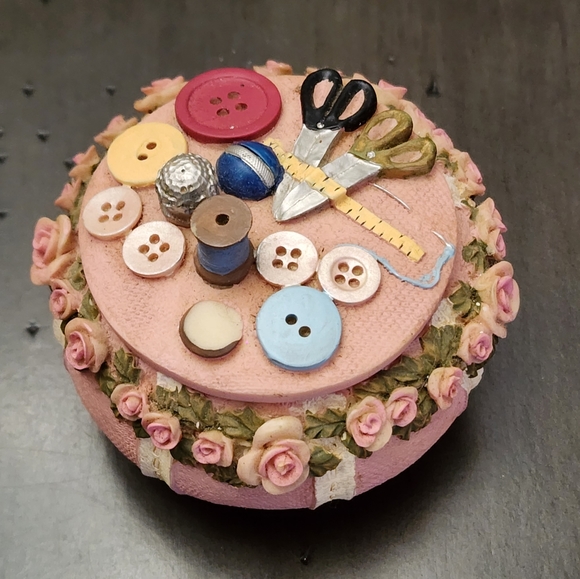 Vintage Dezine Ceramic Round Sewing Trinket Box - Picture 2 of 8